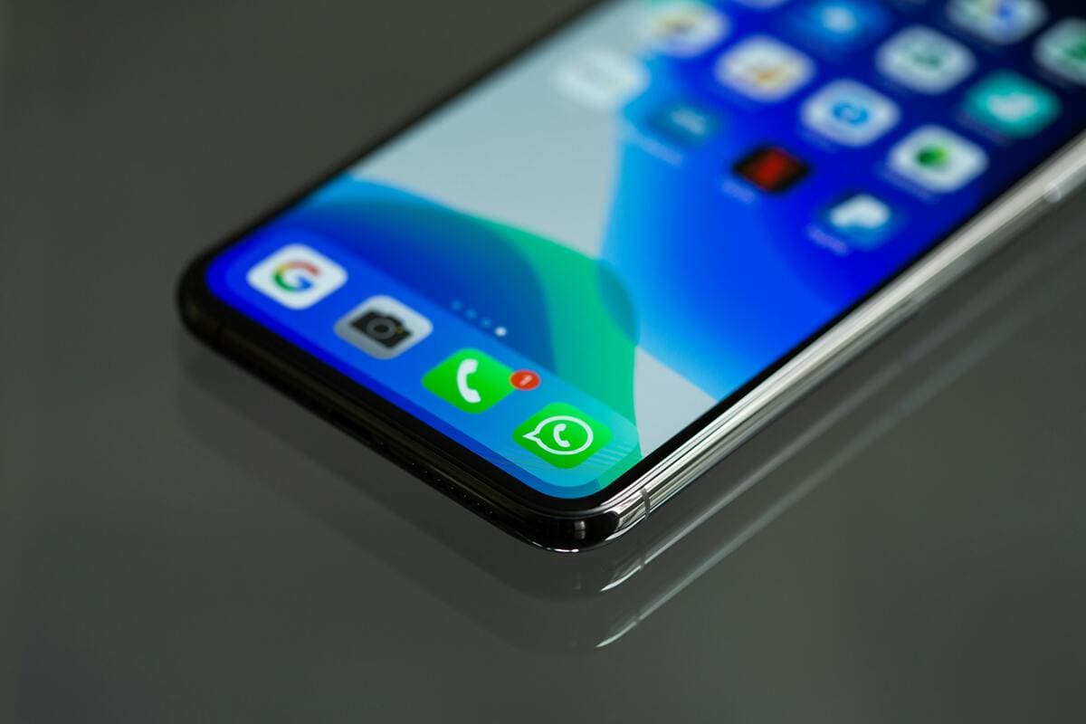 Un smartphone amb la icona de WhatsApp destacada a la pantalla d'inici