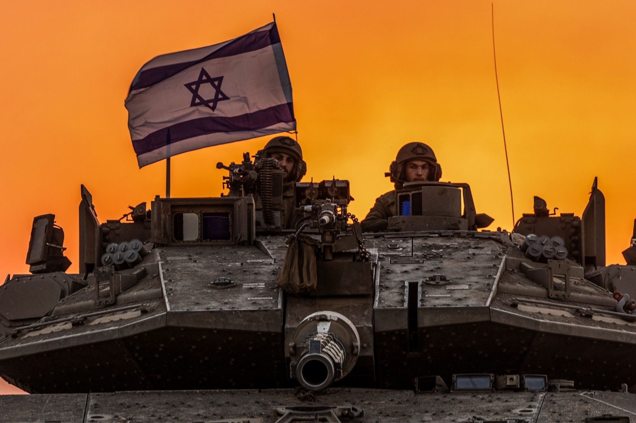 Dos soldats israelians en un tanc, a Gaza