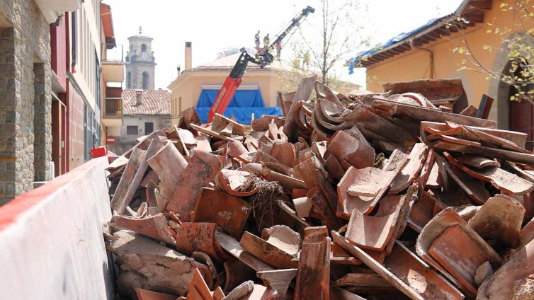 Muntanya de runes de teules al mig del carrer de Sant Pere de Torelló