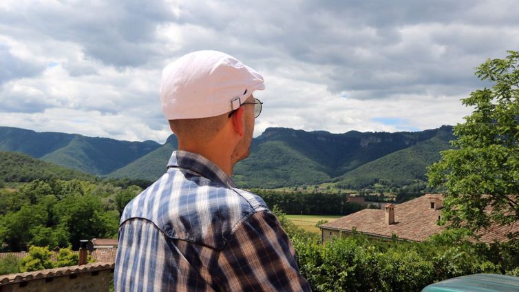 Santi Roca mirant el cel de la Vall d'en Bas