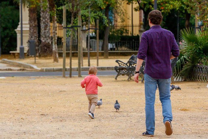 Un nen juga amb el seu pare al parc