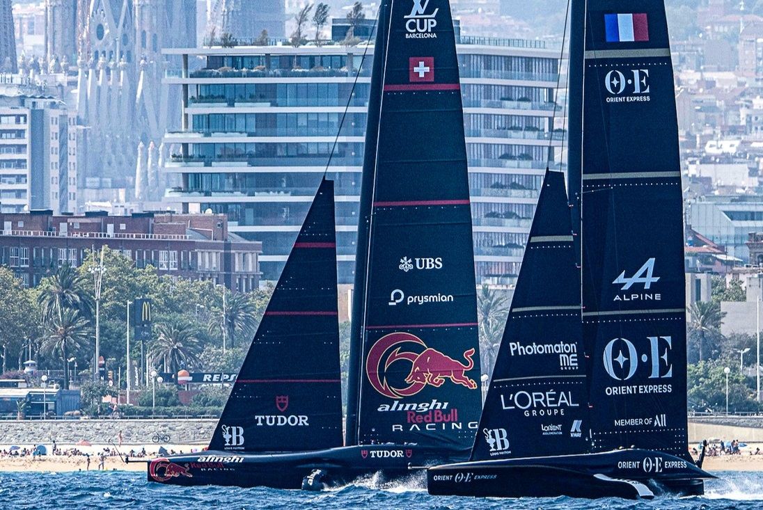 Els vaixells francès i suís durant la primera regata de la Copa Amèrica a Barcelona