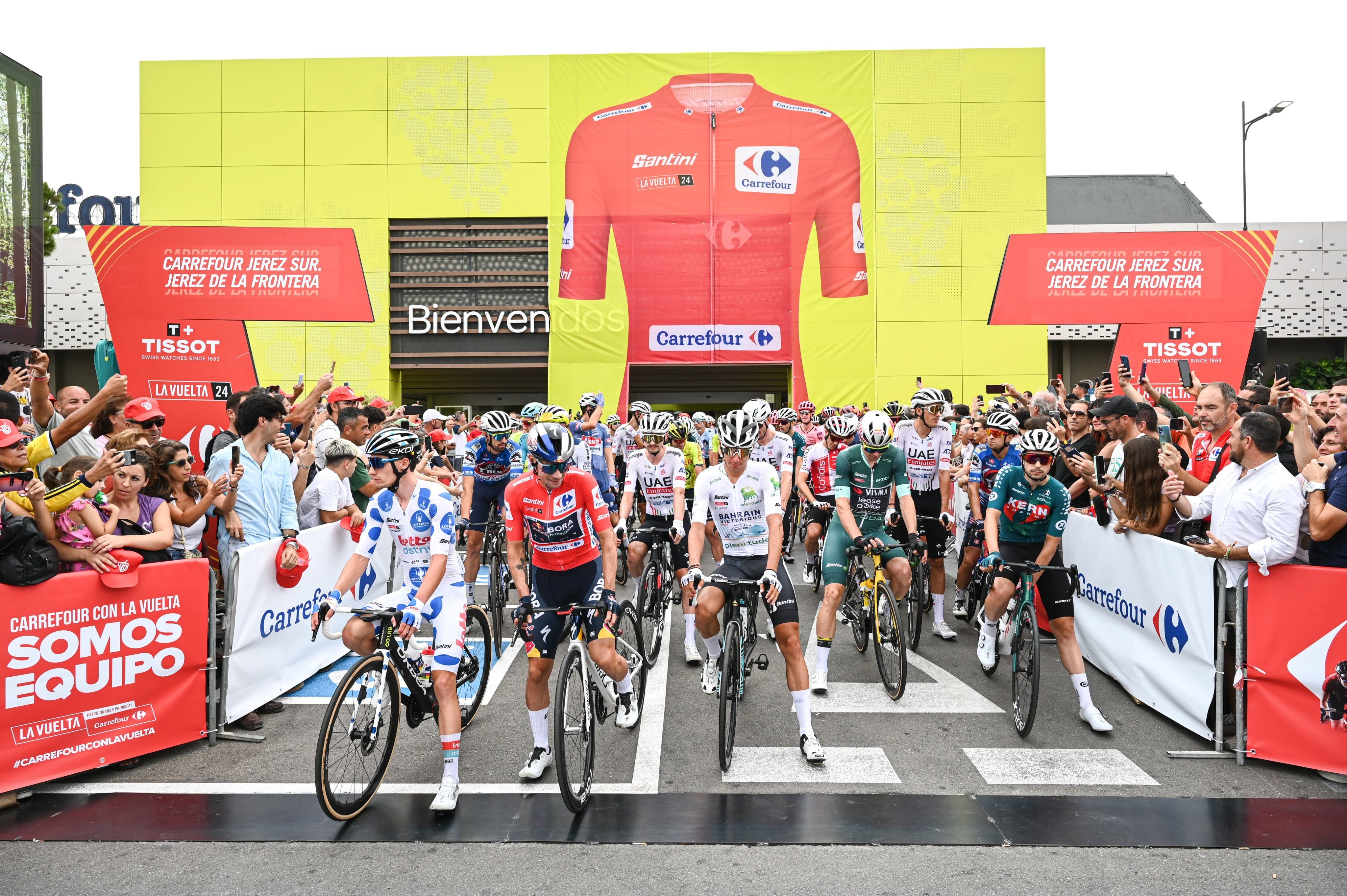 Els ciclistes de La Vuelta, durant la sortida des del supermercat