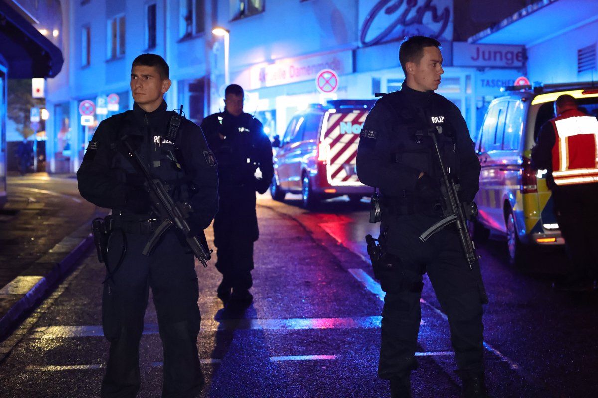 Agents de policia i ambulàncies, a prop de l'escena de l'apunyalament