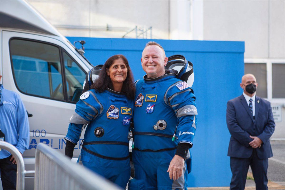 Els astronautes Sunita Williams (pilot) i Barry Wilmore (comandant) abans d'enlairar-se amb la llançadora de Boeing 'Starliner'