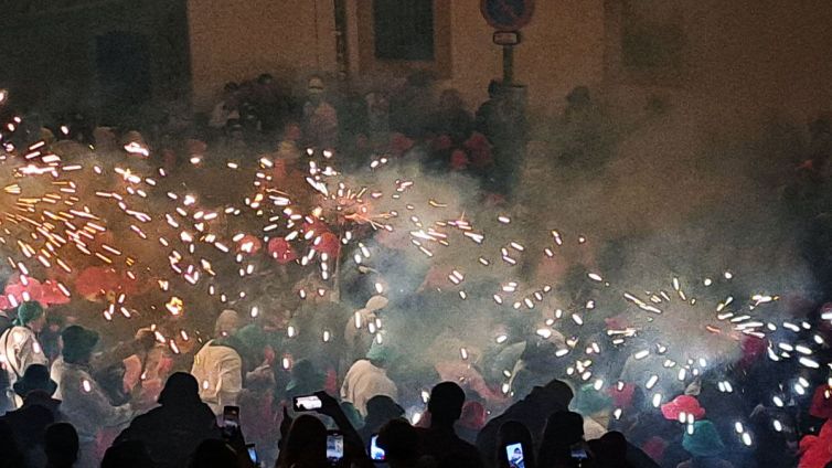 El Correfoc Infantil al seu pas pel carrer Pedregar. Foto: Pere Fontanals