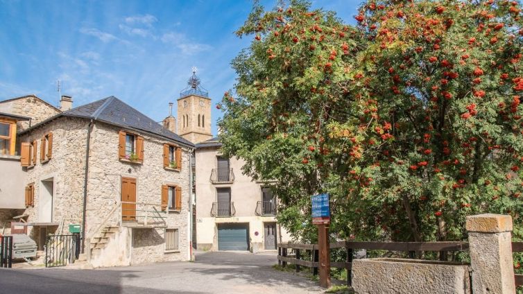 El pintoresc poble de Matamala, amb l'església parroquial de Sant Pere al fons Foto: PIT Matemale