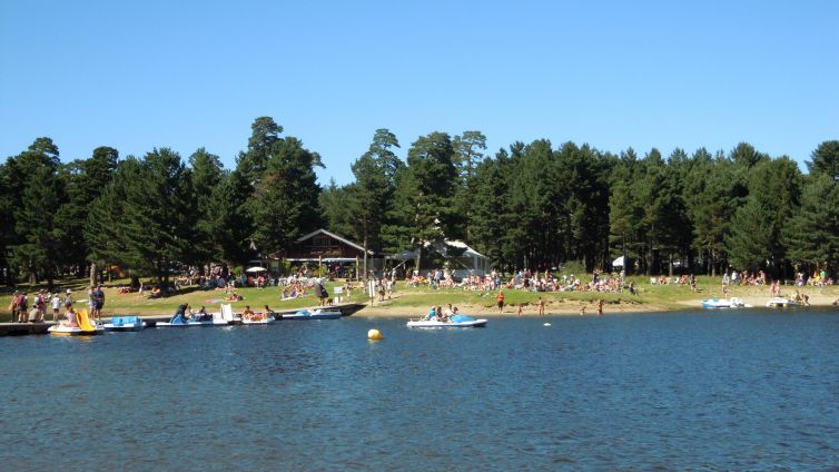 El llac de Matamala ofereix multitud de propostes variades per gaudir en família Foto: Camping du Lac