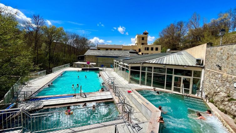 Els Banys de Lló compten amb cinc piscines d'aigua sulfurosa Foto: Bains de Llo