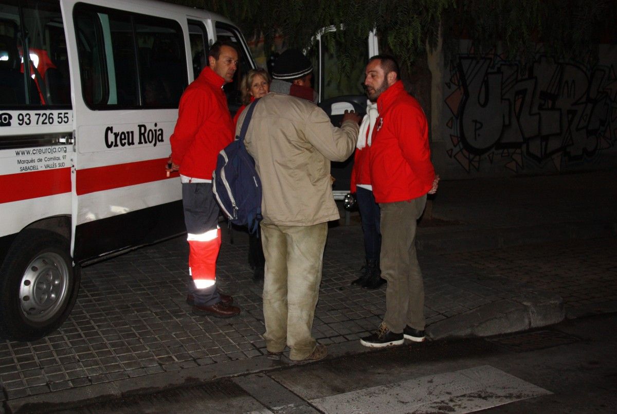 Membres de la Creu Roja de Sabadell parlant amb un sense sostre.