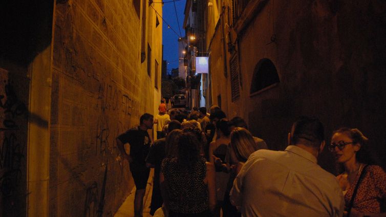 El carrer Sabateria, atapeït de gent esperant per menjar la tapa del Laida Foto: AFT