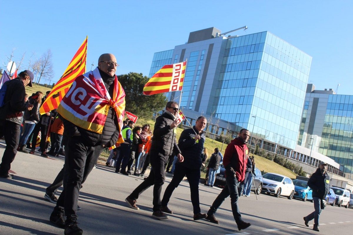 Imatge de l'acció de protesta a les portes de la planta de Grifols de Sant Cugat