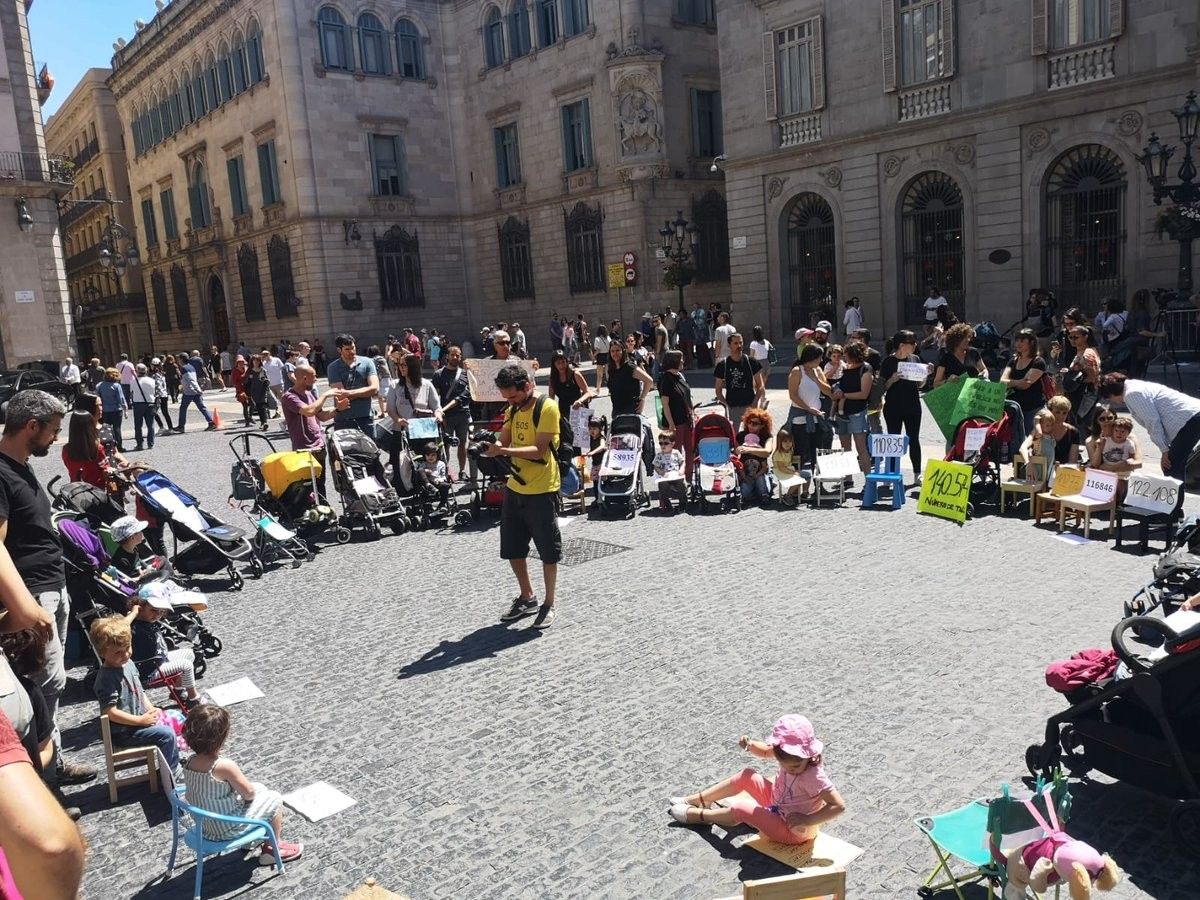 Les famílies s'han manifestat a la plaça de Sant Jaume