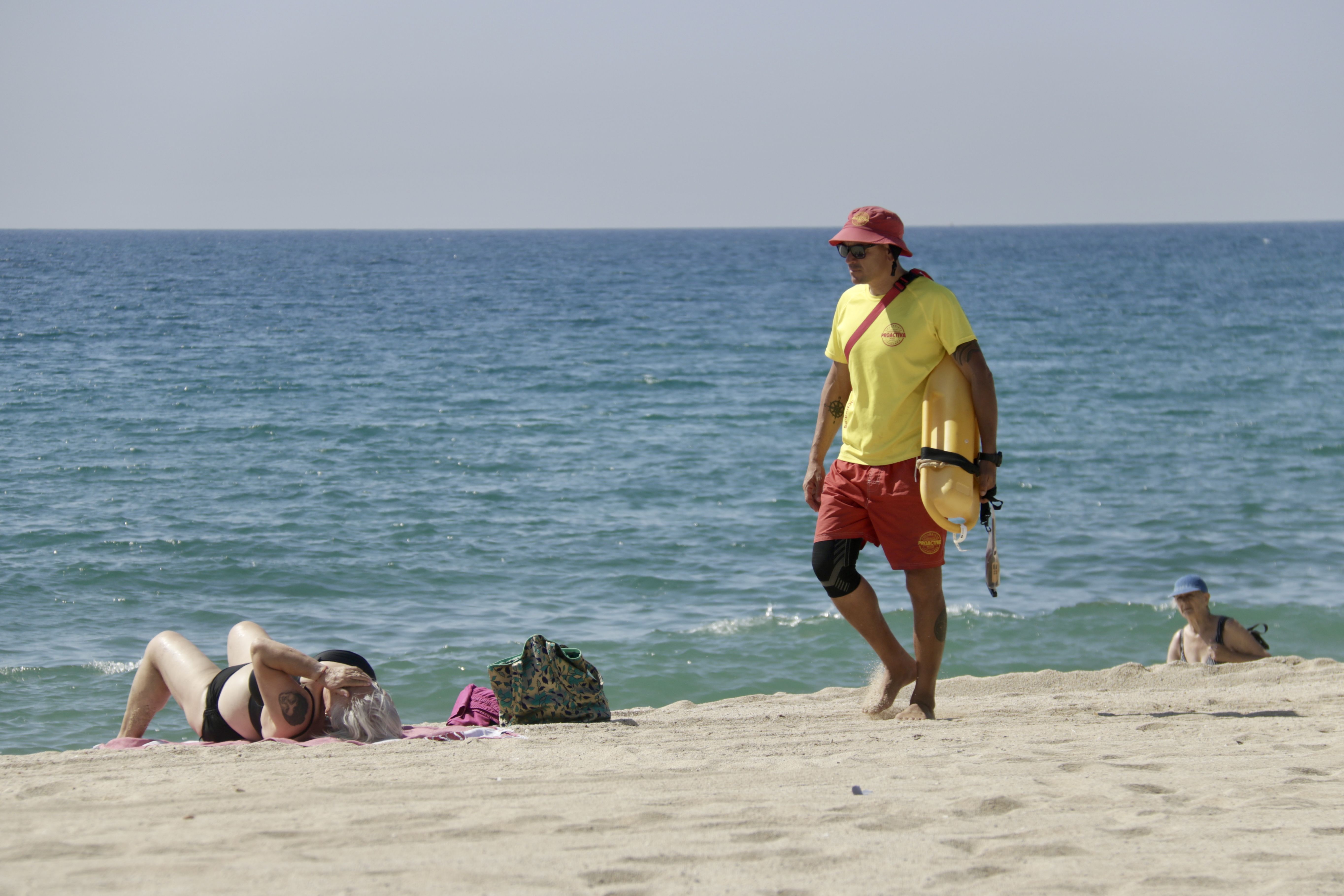 Un socorrista durant un servei a la platja de Mataró