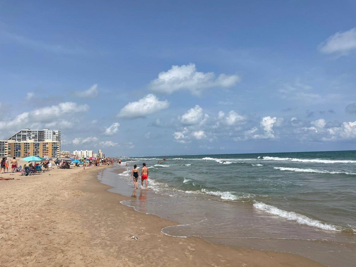 Platja del Perellonet, a València, aquest dissabte, hores després que hagin aparegut unes restes humanes