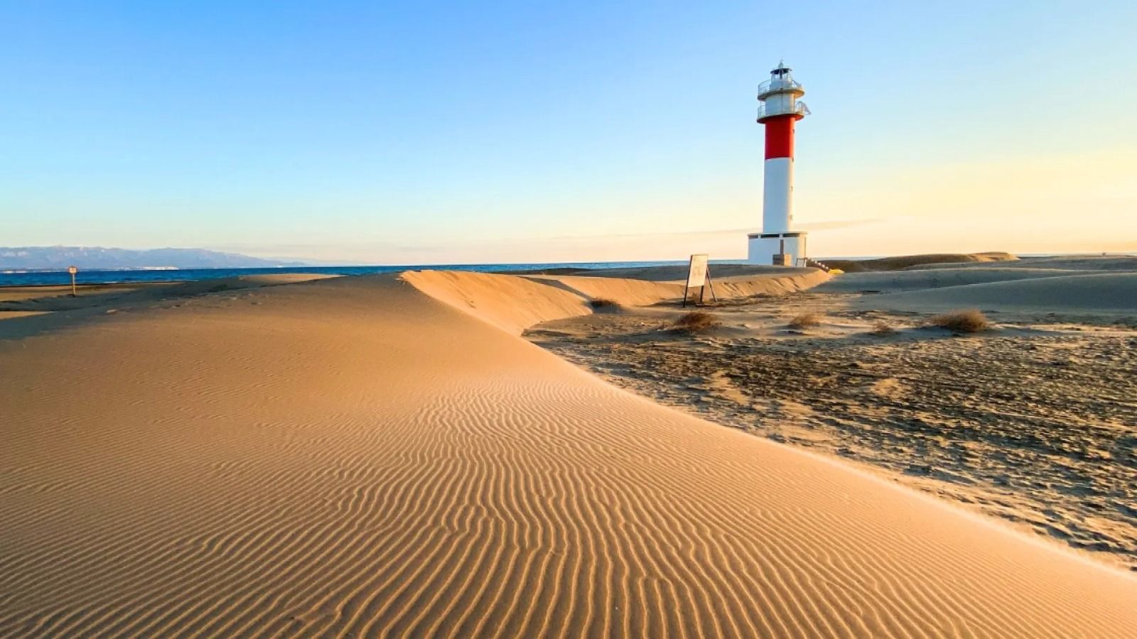 El far del Fangar entre les dunes