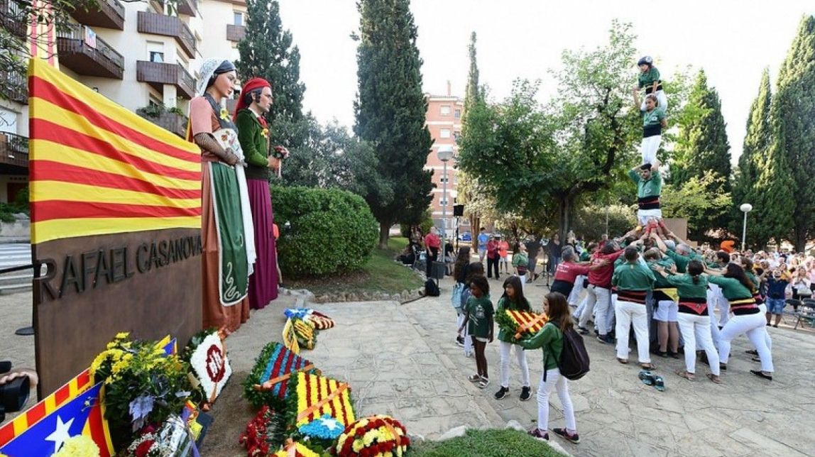 Imatge d'arxiu d'una ofrena floral al monument de Rafael Casanova per la Diada