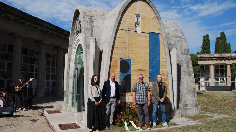 Infante, Aloy, Redó i Font davant del del panteó familiar d'Amat-Piniella, amb una corona de flors Foto: AFT