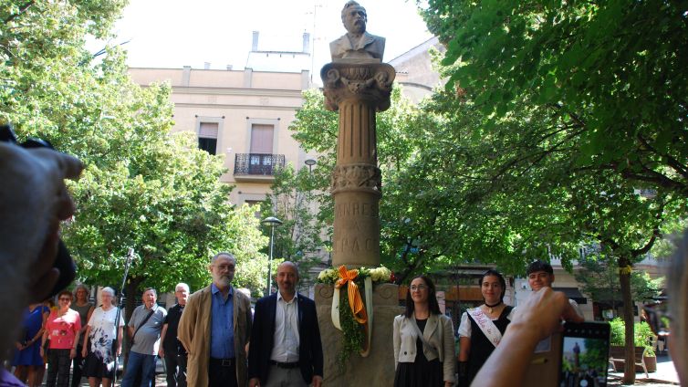 Rafart, Aloy i Infante, acompanyats de l'Hereu i la Pubilla de Manresa, just després de la descoberta de la placa commemorativa Foto: AFT