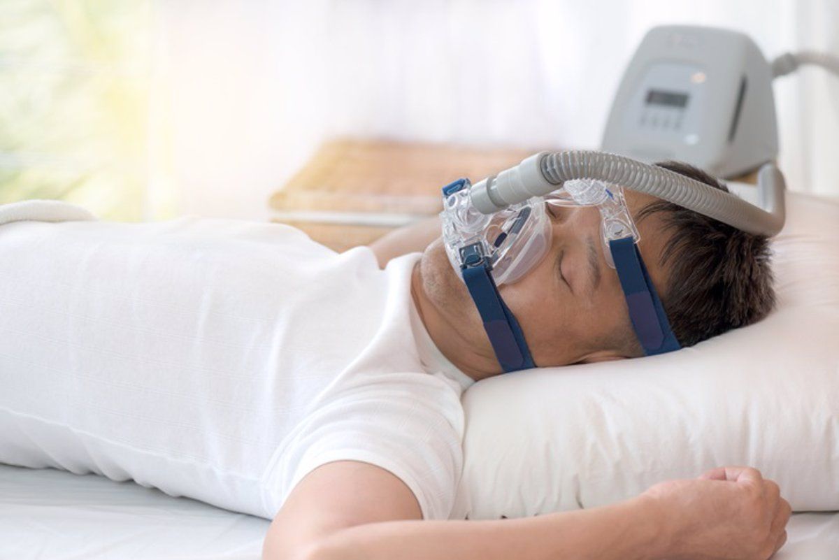 Una persona amb apnea del son dorm amb un CPAP