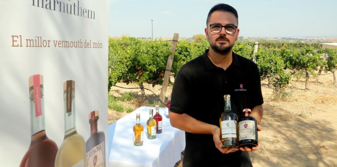 Marc Cuenca celebrant el premi de World Vermouth Awards