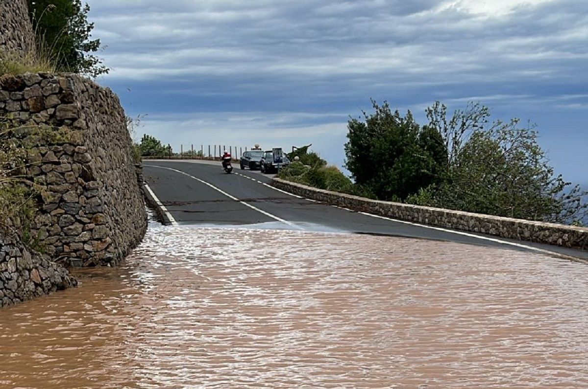 Carretera inundada pel temporal a Mallorca