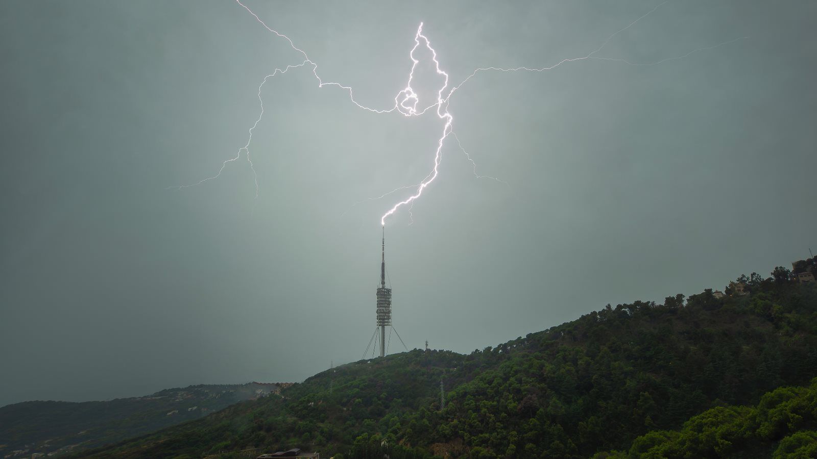 Un llamp impacta a la Torre Collserola durant la tempesta a Barcelona