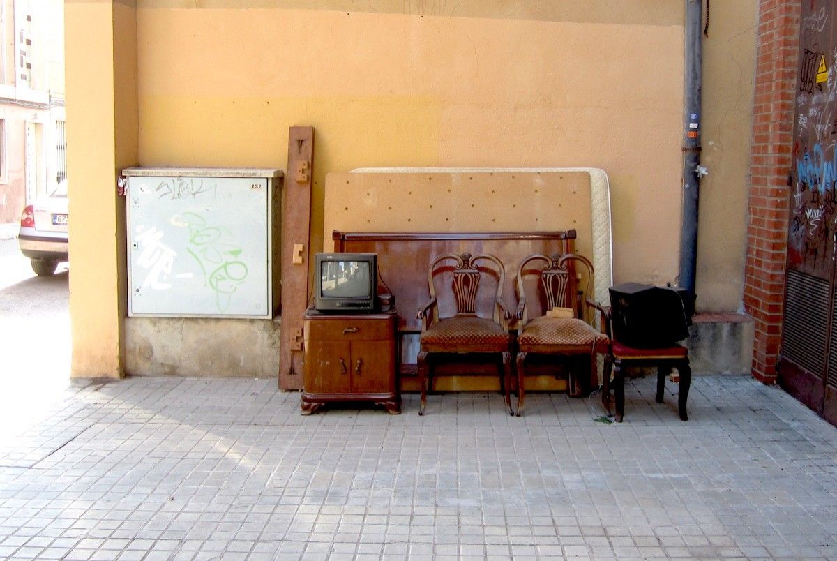 Mobles abandonats en ple carrer