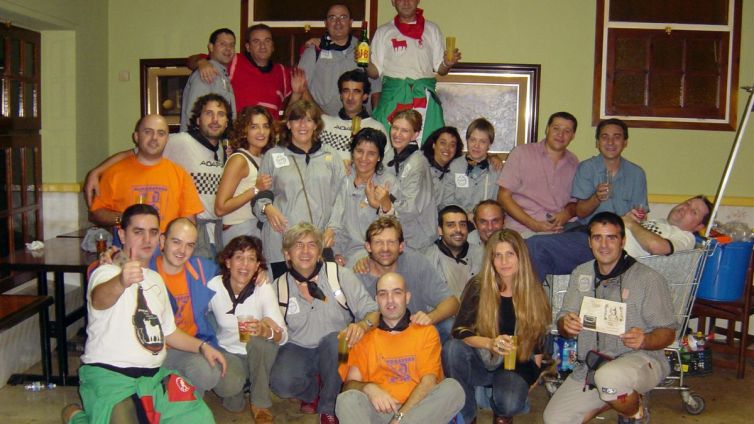 Membres de l'AOAPIX amb altres colles d'Olot l'any 2003