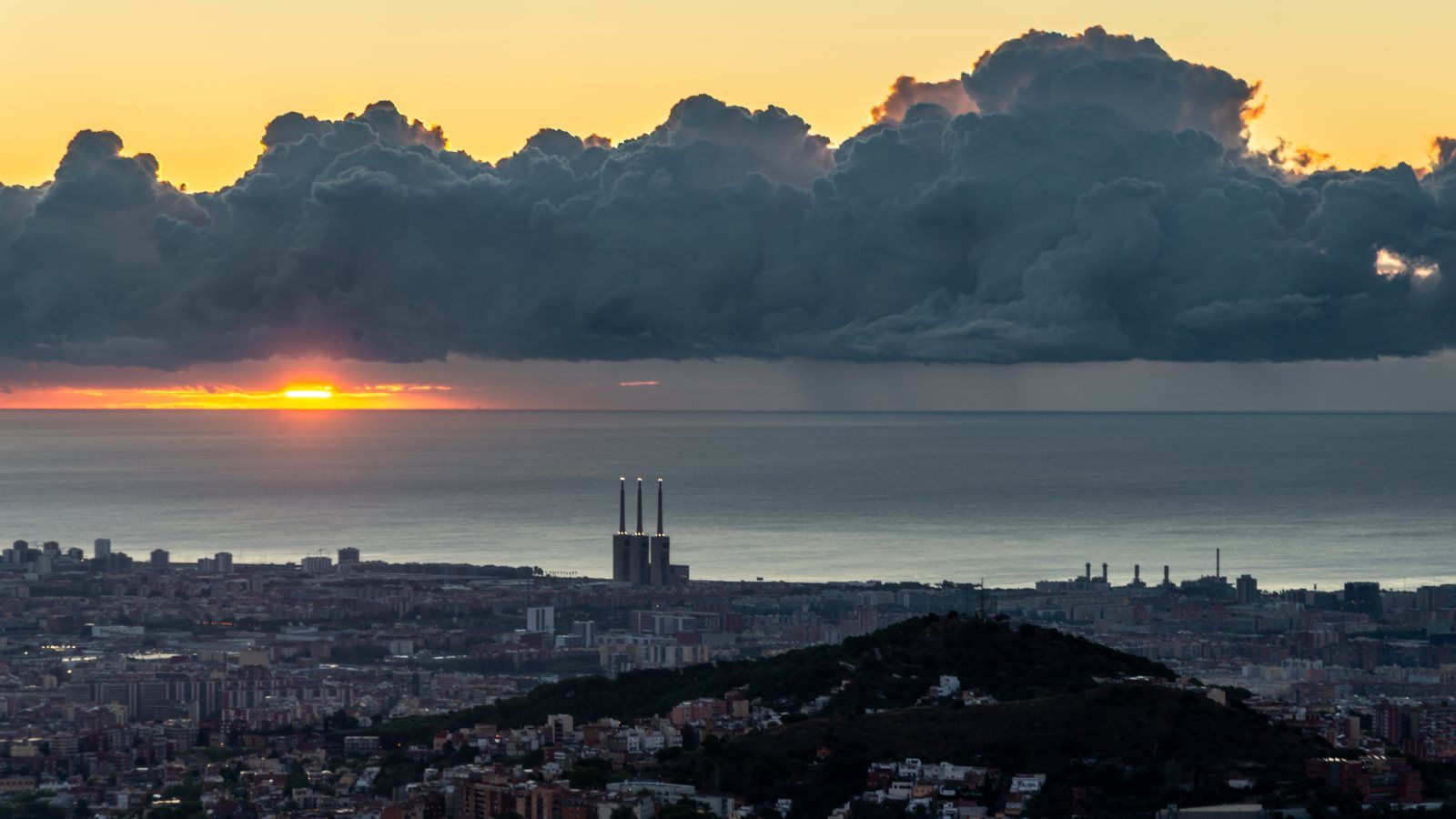 Núvols de pluja al mar de Barcelona