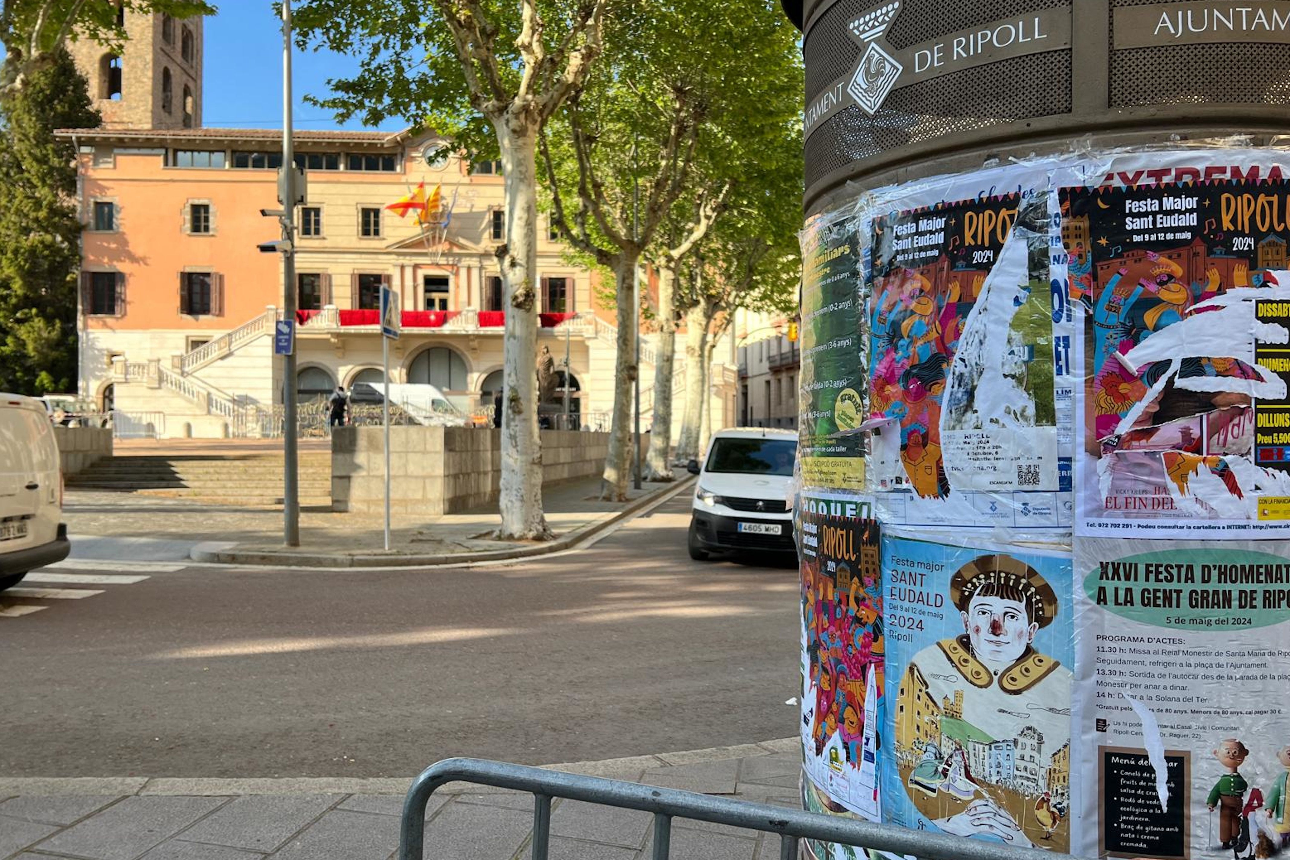 Un dels espais amb els cartells de la festa major de Ripoll.