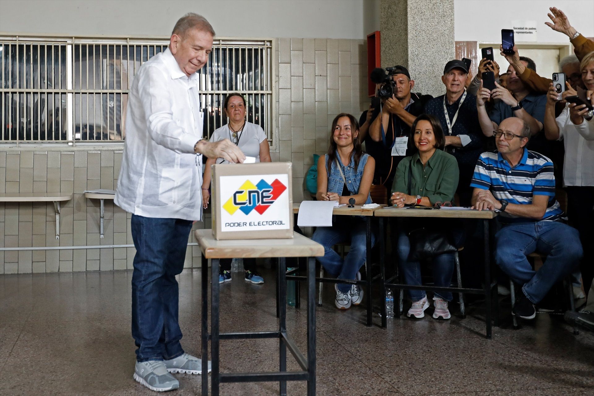 El candidat de l'oposició veneçolana, Edmundo González Urrutia, vota a l'escola Santo Tomás de Villanueva durant les eleccions