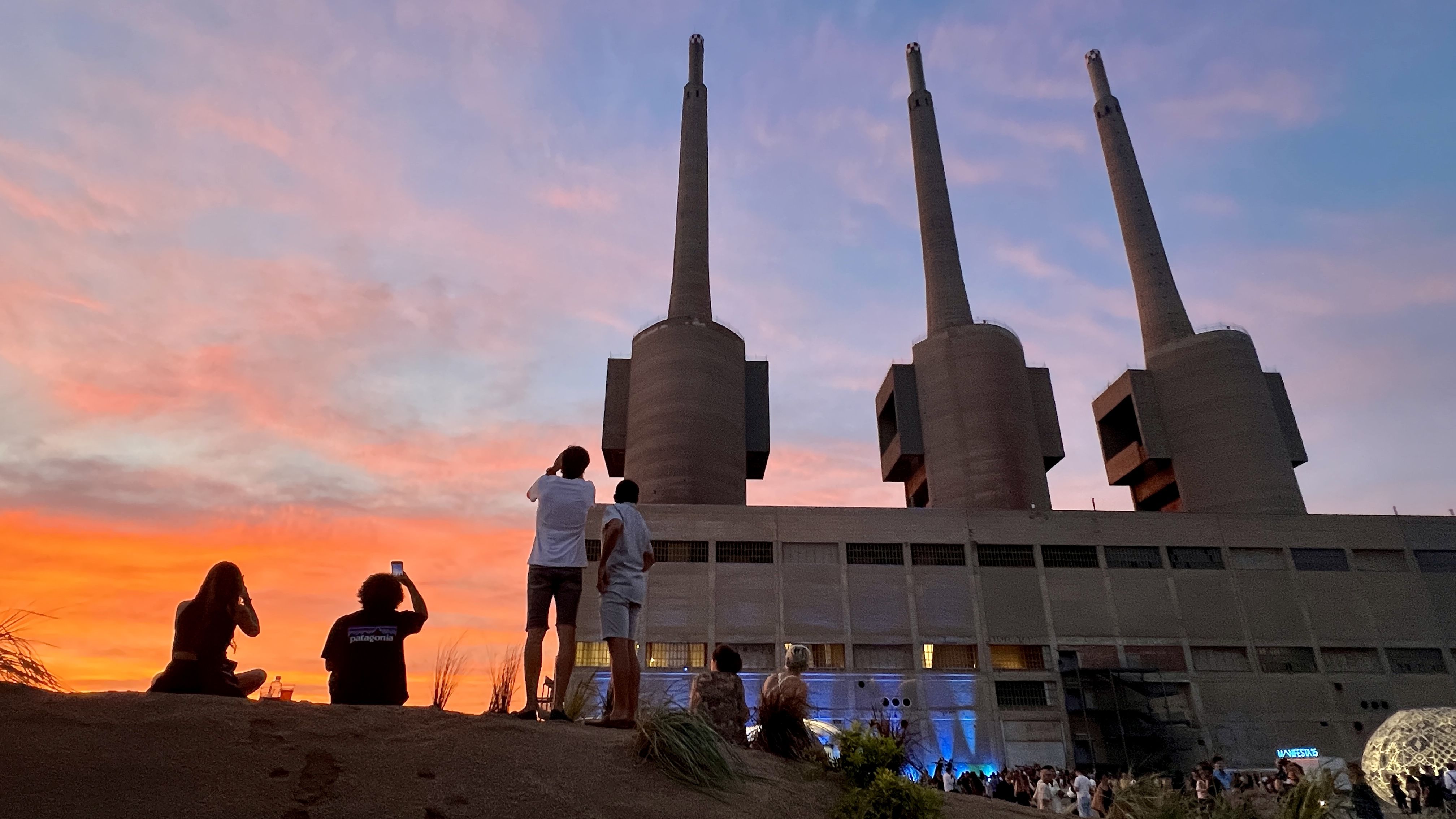 Les Tres Xemeneies de Sant Adrià del Besòs abans de la ceremònia inaugural de Manifesta 15