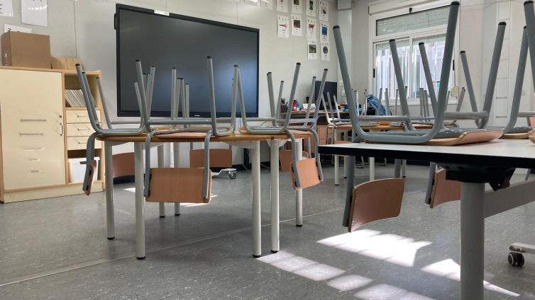 Una de les aules de l'escola Valldaura amb les cadires recollides damunt les taules Foto: LVP