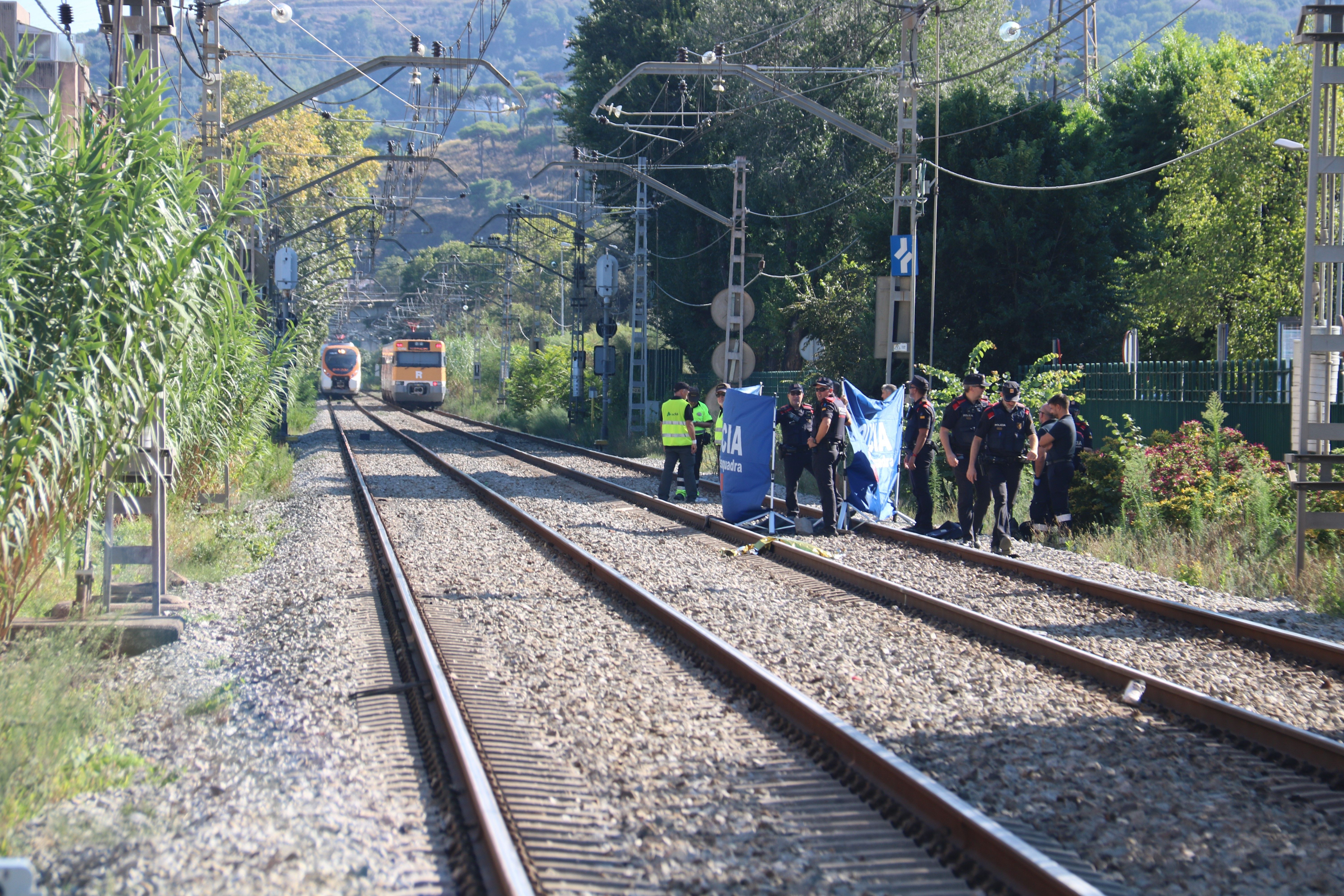 Agents dels Mossos en el punt on hi ha hagut l'atropellament mortal a Montcada.