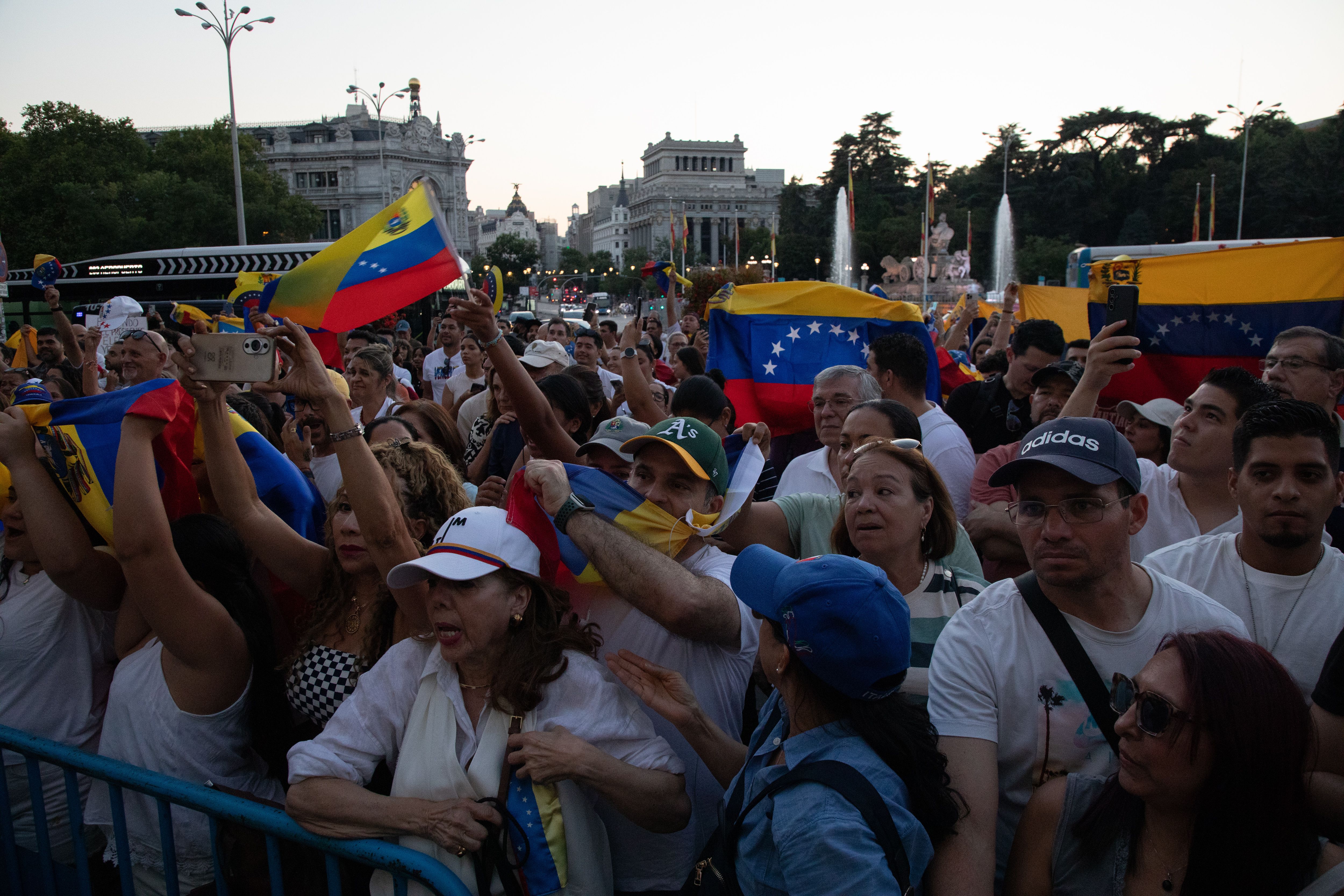 Manifestació contra el règim veneçolà a la plaça de Cibeles.