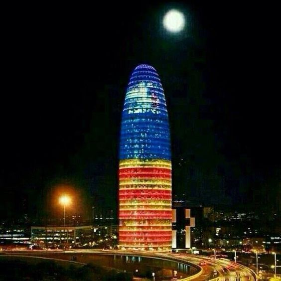 La torre Glòries fent una estelada