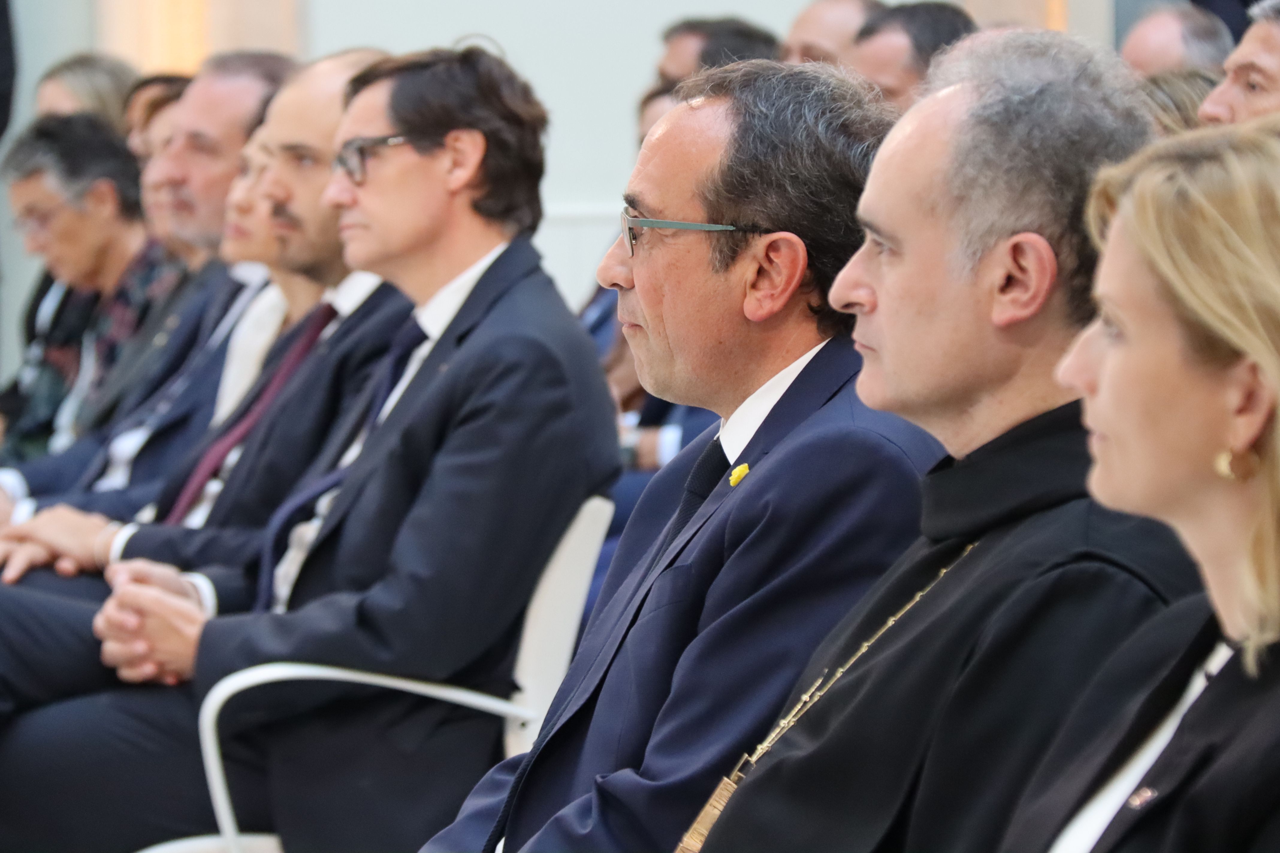 Salvador Illa, al fons, Josep Rull i l'abat Manel Gasch, avui al Parlament.