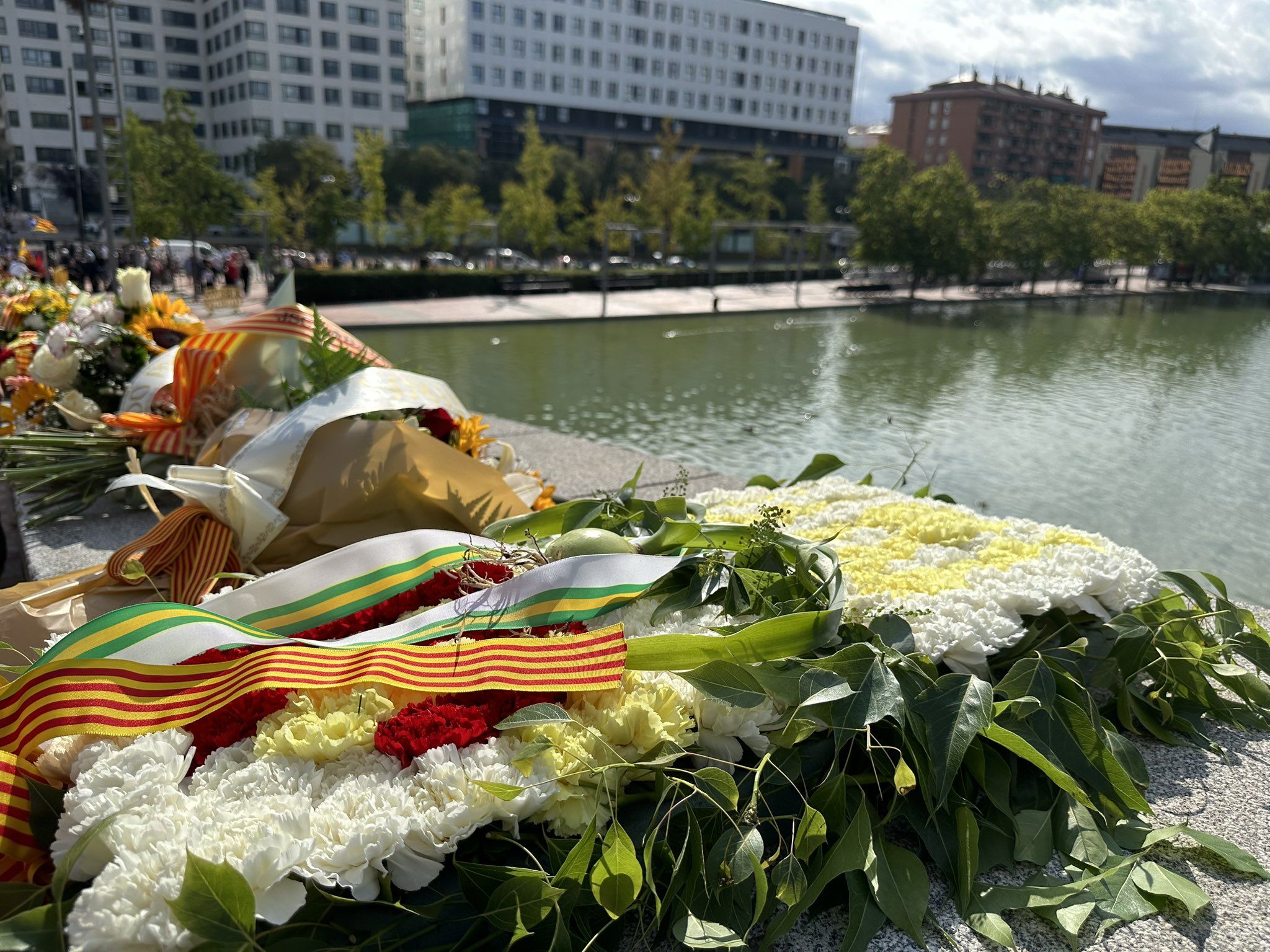 La ofrena floral a la part alta del pont del Parc de Catalunya