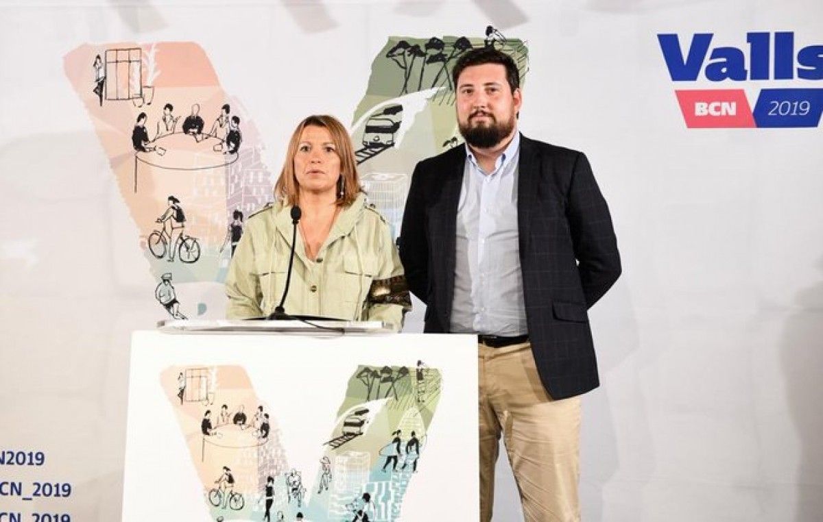 Eva Parera, en una compareixença com a portaveu de Manuel Valls en les darreres municipals, en companyia de Fernando Carrera.