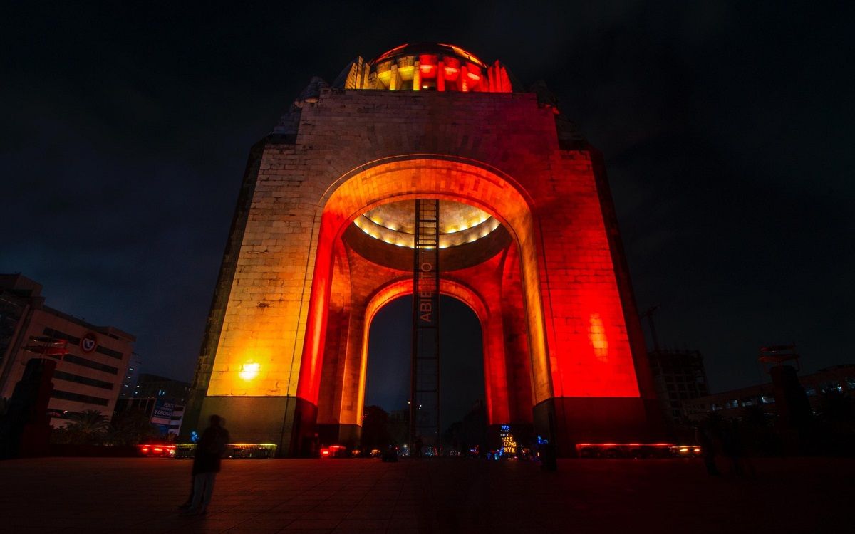 El Monument a la Revolució de Mèxic, amb els colors de la senyera