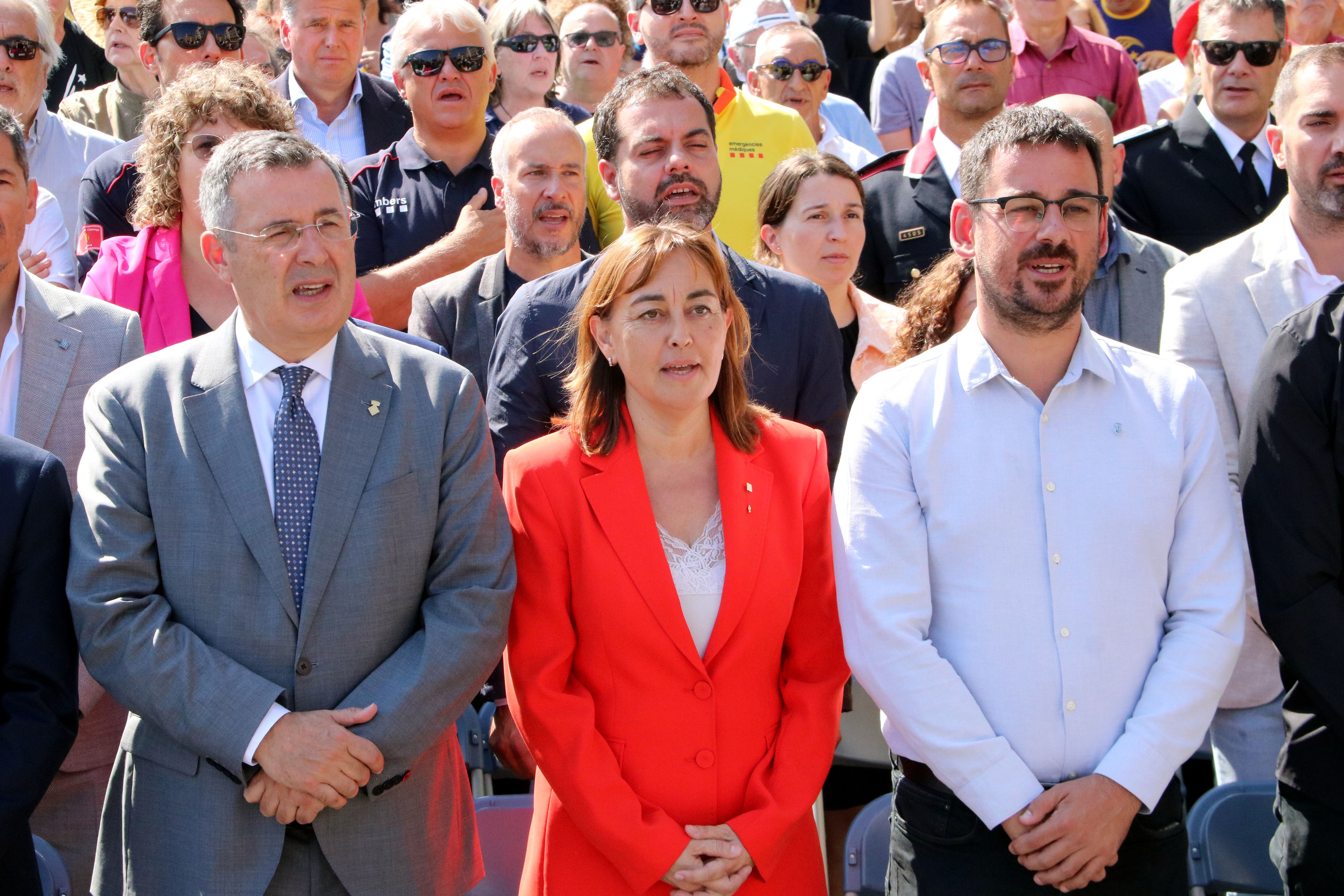 El president de la Diputació, Miquel Noguer, la consellera Sílvia Paneque, i l'alcalde de Girona, Lluc Salellas, durant l'acte de la Diada