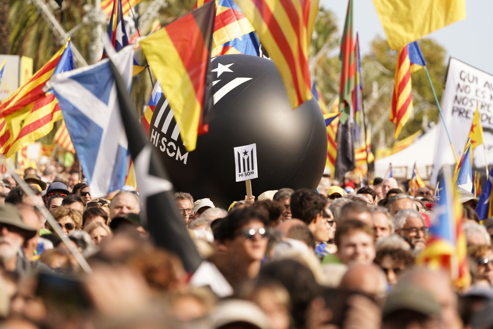 Manifestants independentistes a la marxa de Barcelona, a l'Arc de Triomf