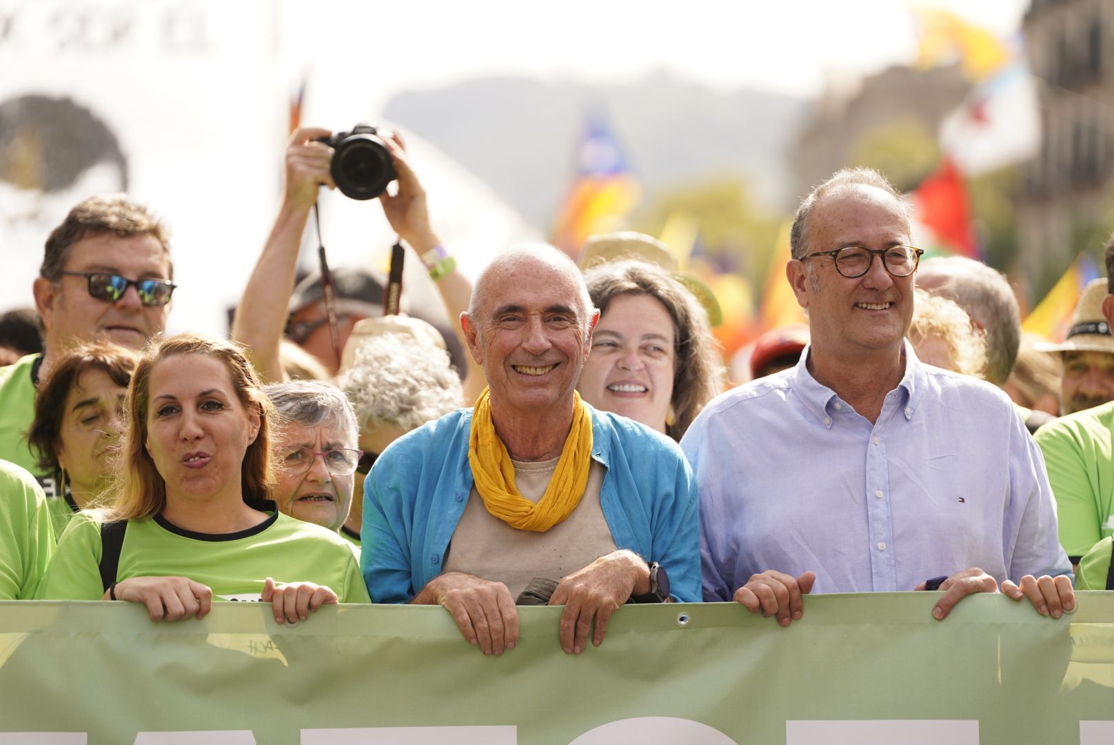 El president de l'ANC, Lluís Llach, i el president d'Òmnium, Xavier Antich, a la capçalera de la manifestació de la Diada