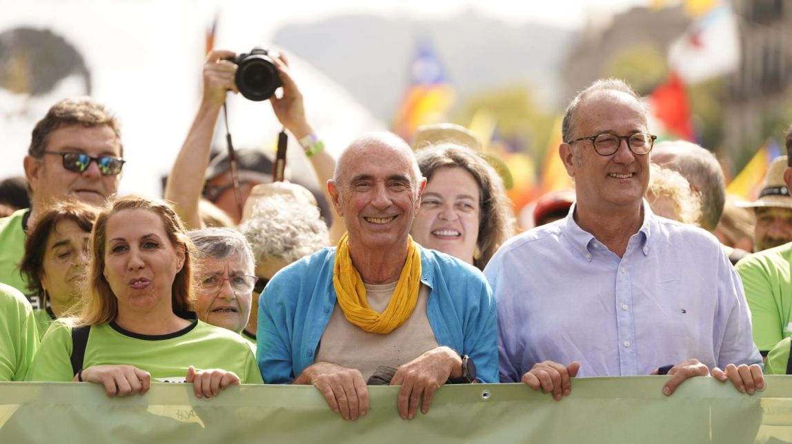 Lluís Llach i Xavier Antich encapçalant la manifestació de la Diada a Barcelona