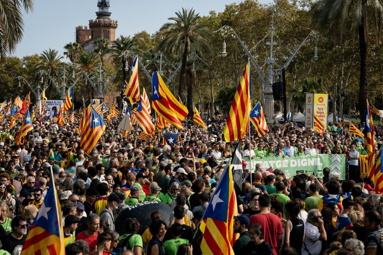 Ambient festiu a la manifestació de la Diada a Barcelona