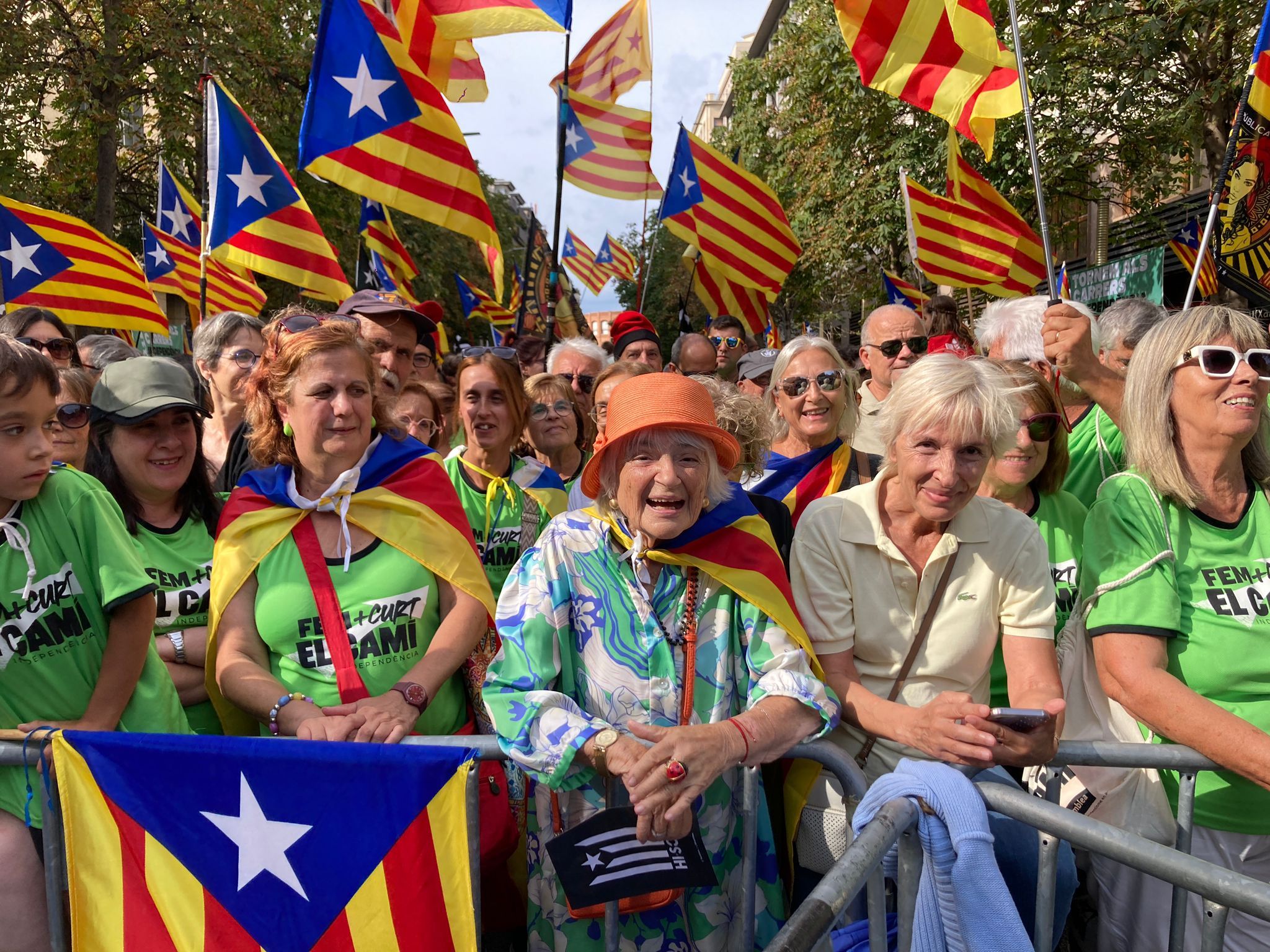 Pilarin Bayés assisteix a la manifestació de la Diada a Girona