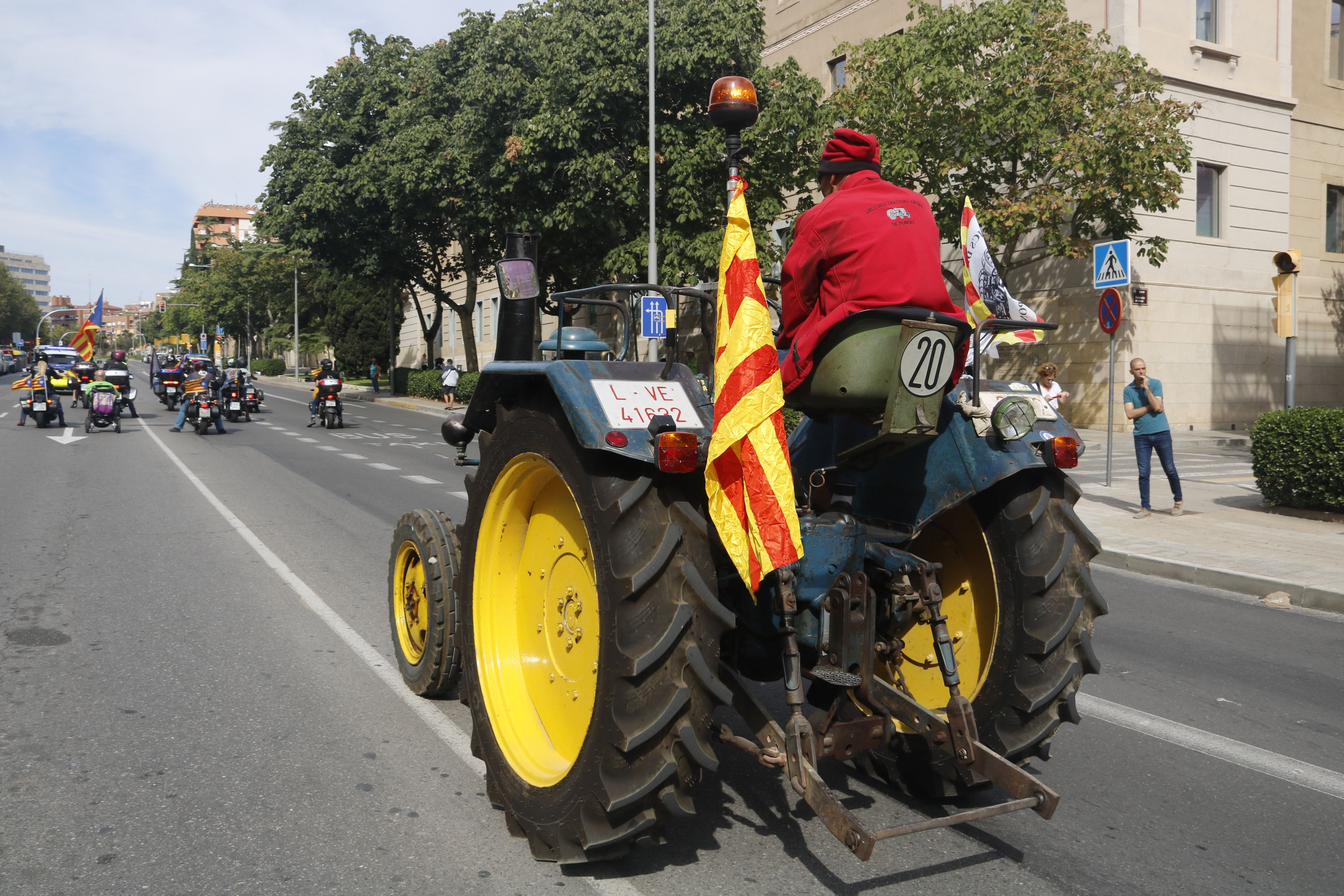 Un tractor antic encapçala la manifestació de la Diada a Lleida