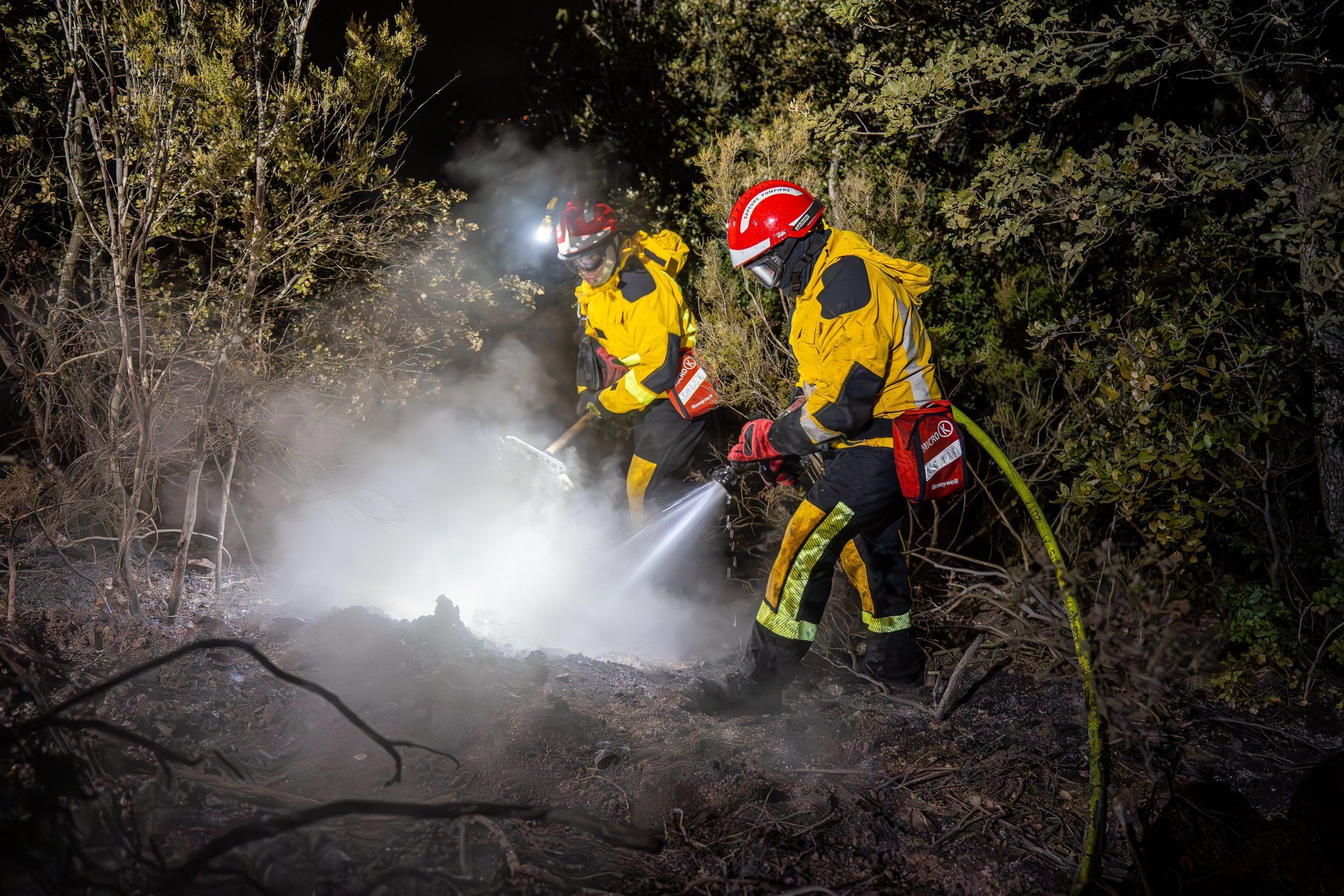 Efectius dels bombers treballant a l'incendi del Rosselló