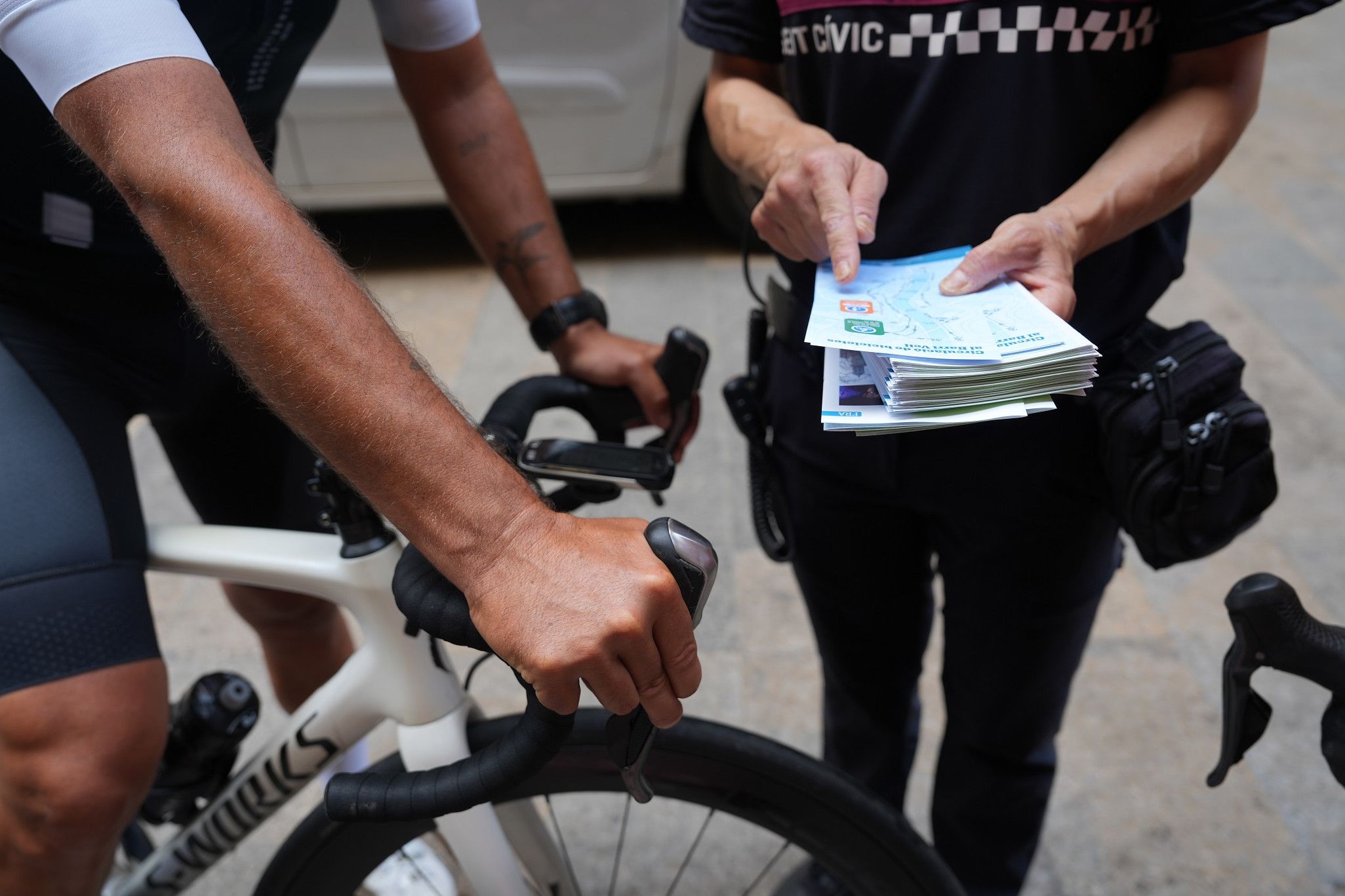 Pla detall de la campanya informativa que s'ha fet a Girona per part de la policia municipal